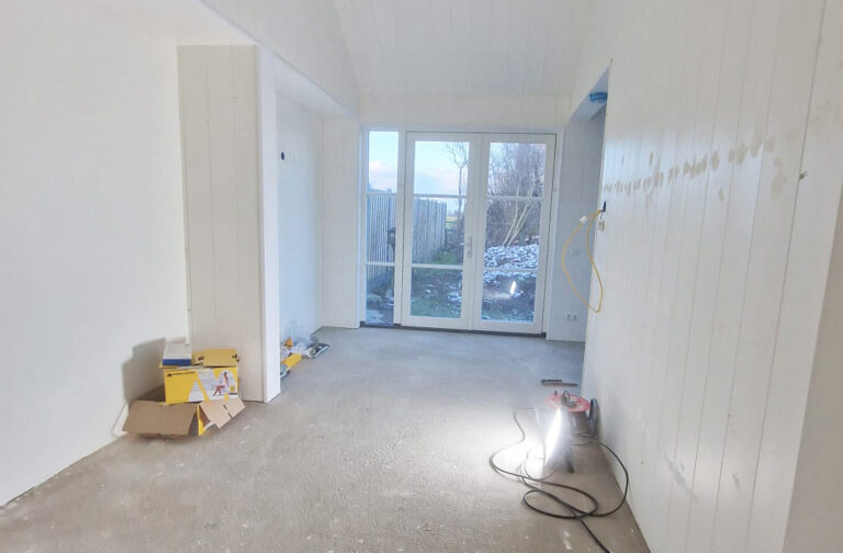 afwerking-binnen-nieuwe-aanbouw-bij-woning-inAchlum-2