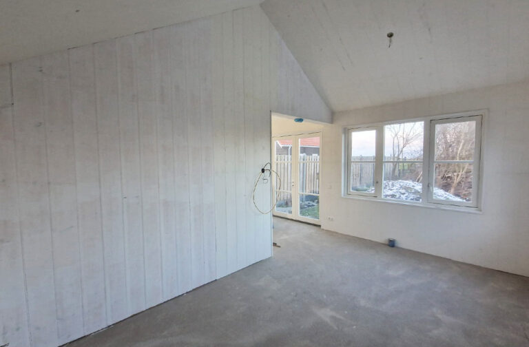 afwerking-binnen-nieuwe-aanbouw-bij-woning-inAchlum