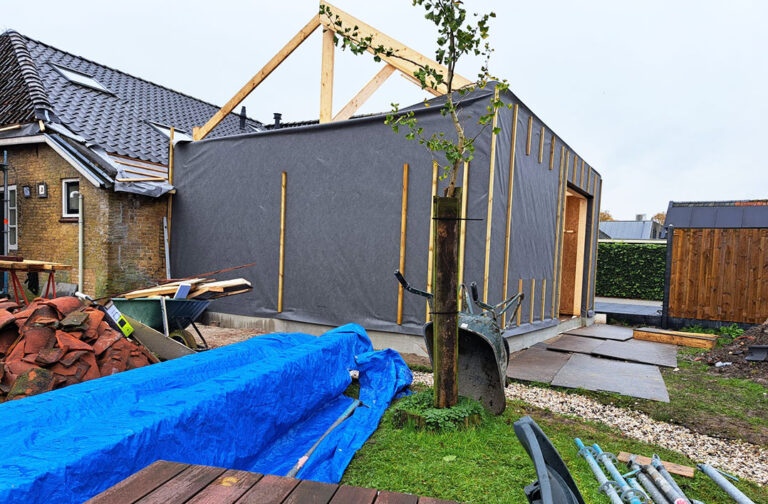nieuwe-aanbouw-bij-woning-inAchlum-buiten-dakspanten