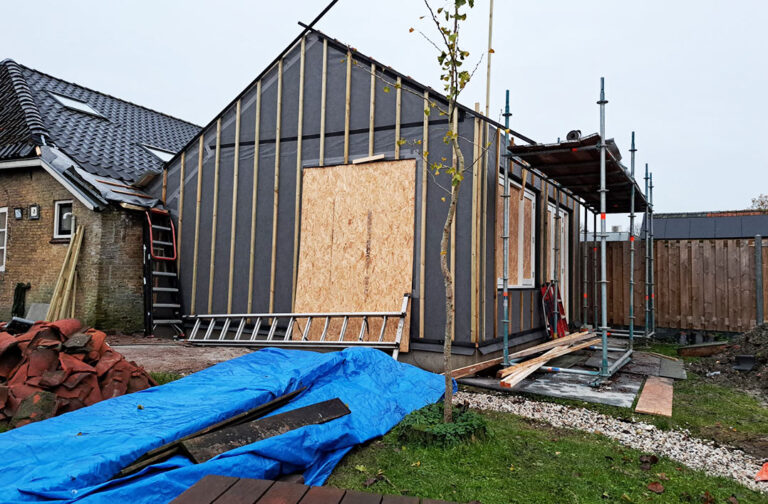 nieuwe-aanbouw-bij-woning-inAchlum-buiten-issoleren